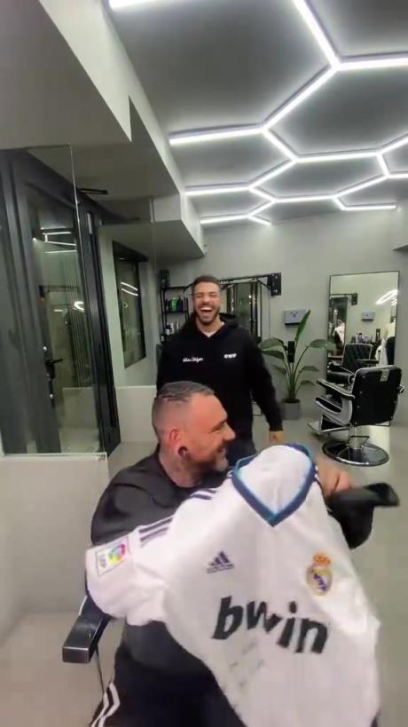 你很幽默?名場面:巴塞羅那的一位理發師讓顧客穿上皇馬圍兜!