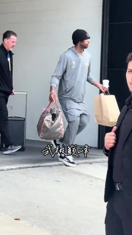 库巴最强帮手～勇士首发三巨头乘坐大巴回酒店 ...