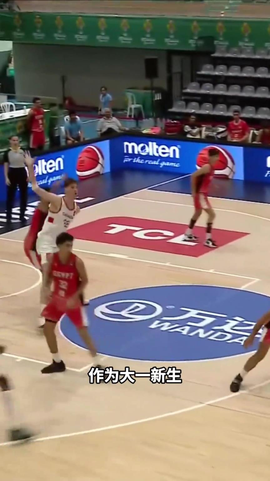 里烏來自加拿大 身高恐怖2米36！目前在NCAA新科冠軍佛大