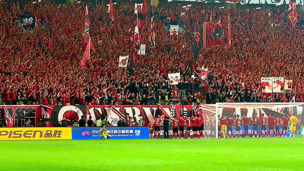 這里不是安菲爾德，不是老特拉福德，這里是成都鳳凰山！