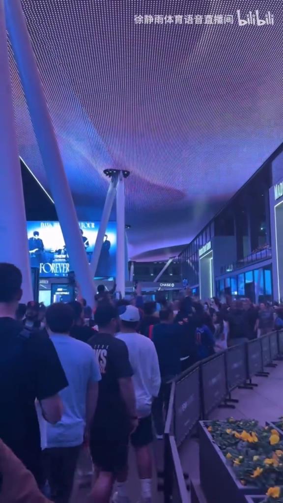楊：與我何關(guān)？尼克斯主場外的球迷們齊喊口號“法克吹楊”！