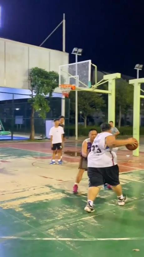 打球減不了肥！380斤的對抗真好使啊！