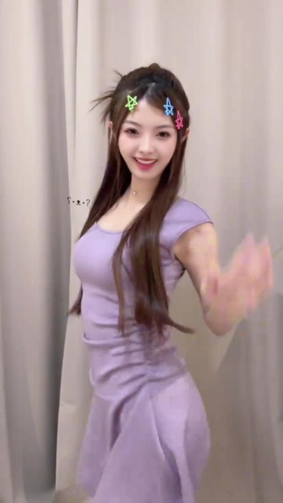 女主播泱泱跳舞自拍！平時沒怎么注意，原來身材不錯呀