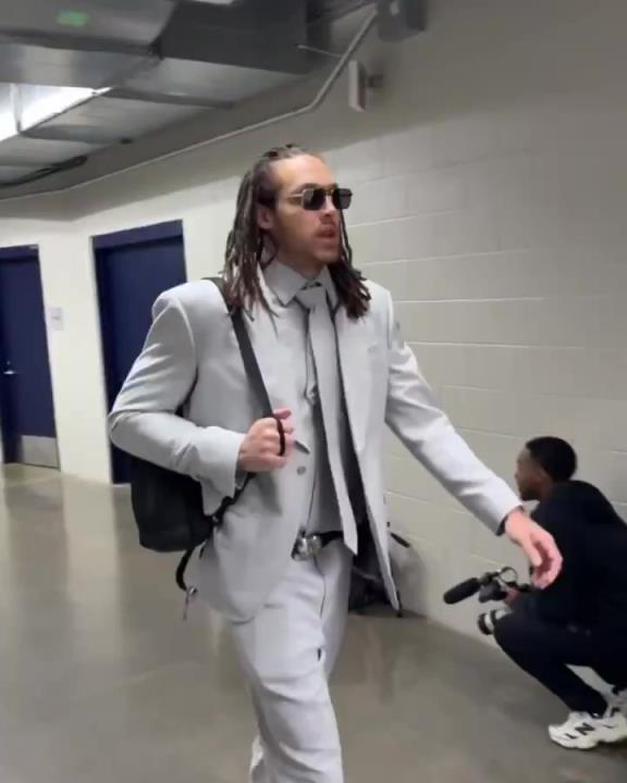 著西裝打呔!G1絕殺功臣戈登小墨鏡登場