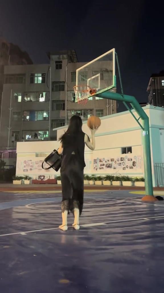 對于平底鞋黑長裙又會打籃球的女孩子,真的毫無抵抗力