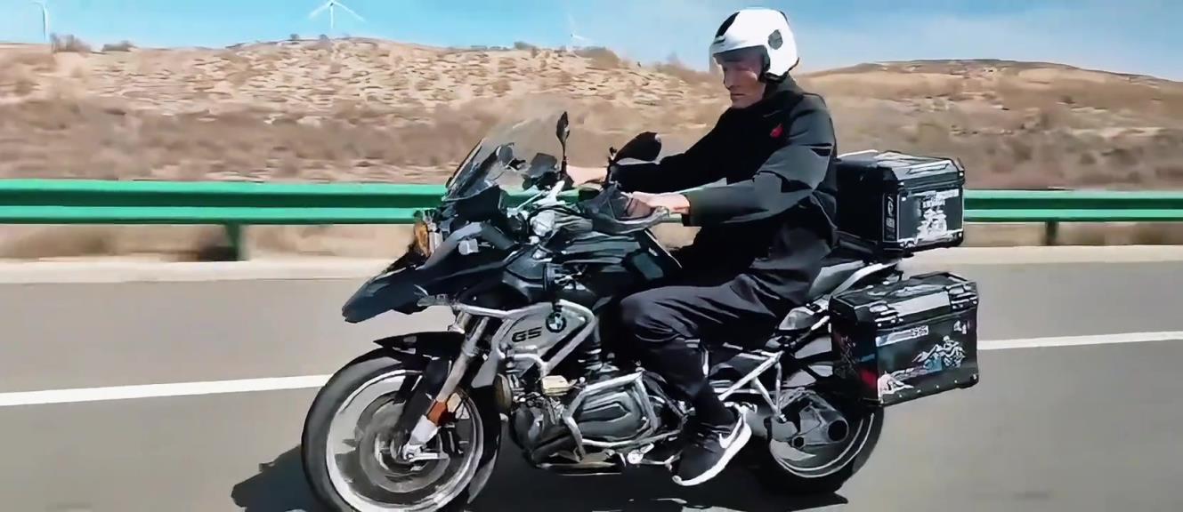 真帥啊!巴特爾騎著摩托旅行:走啊 曾夢想仗劍走天涯~