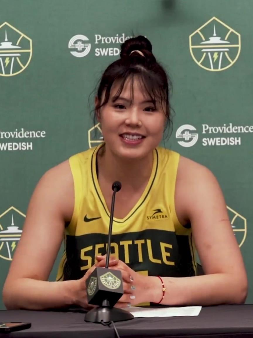 小寶真棒啊！李月汝接受英語采訪對答如流毫無壓力