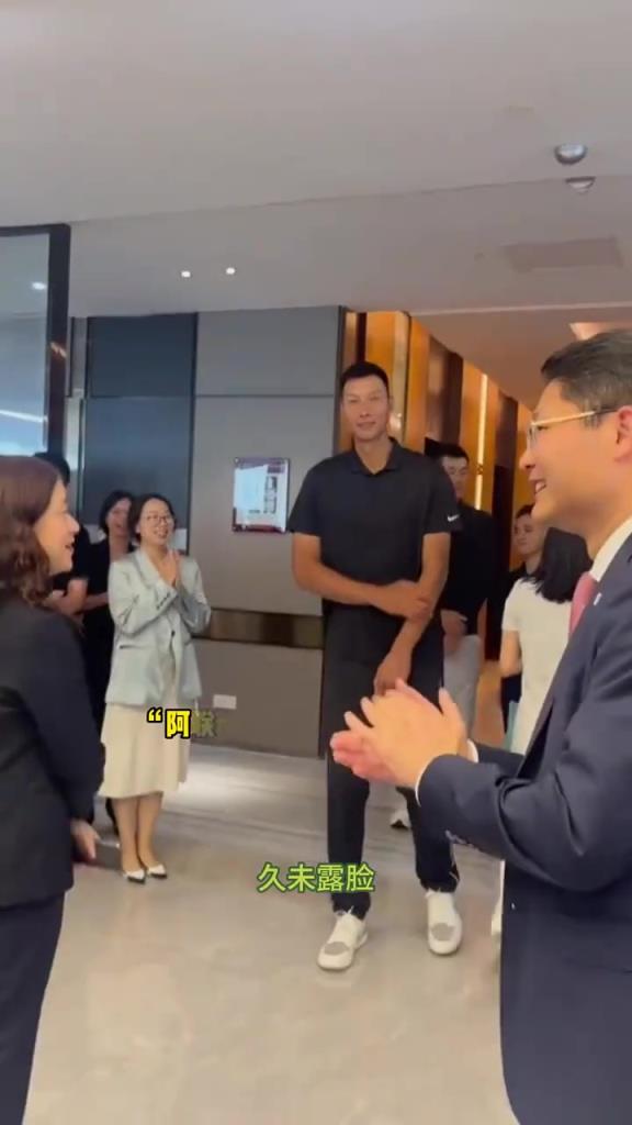 略顯拘謹(jǐn)！廣東名宿易建聯(lián)和前隊(duì)友王仕鵬現(xiàn)身廣州參加活動(dòng)
