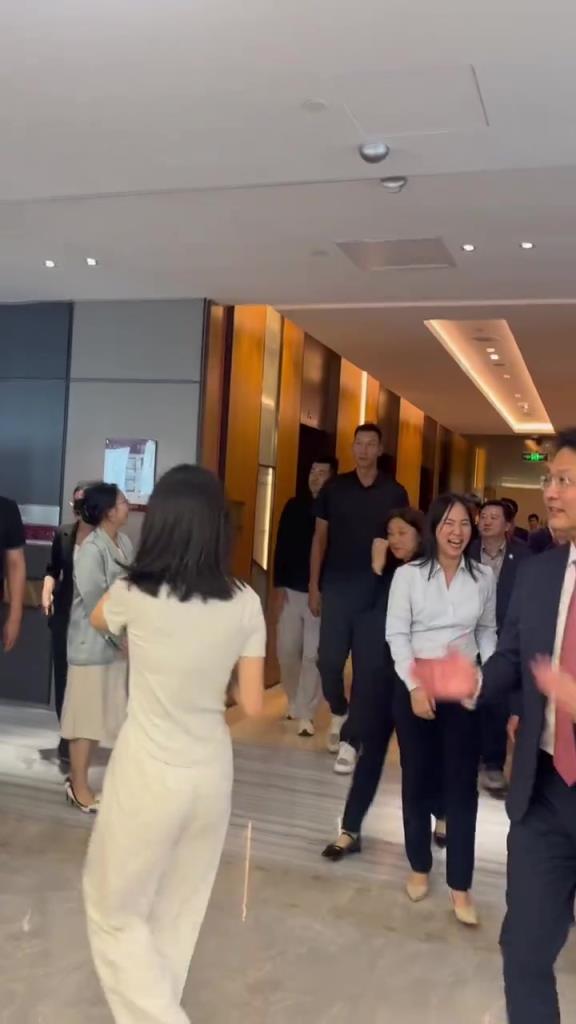 易建聯回國出席活動，出緋聞之后看起來更羞澀了