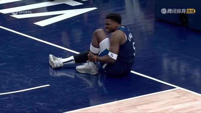 千萬別有大礙呀！華子落地時被TJD踩傷腳踝痛苦倒地，被攙扶回更衣室！