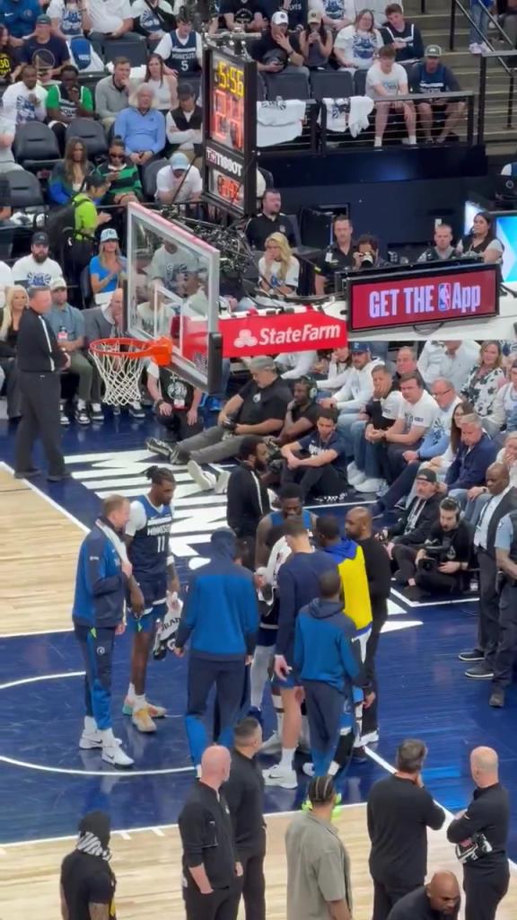 看華子被攙扶下場的樣子,感覺有點嚴重啊,千萬可沒有大礙