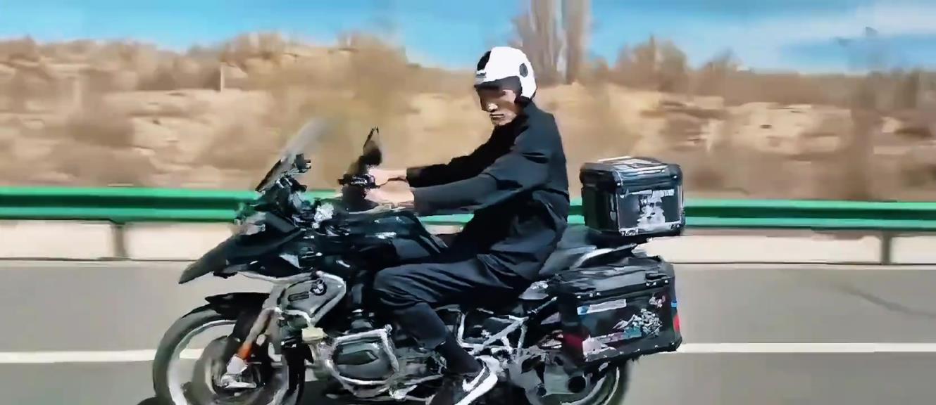 中國(guó)男籃名宿巴特爾騎摩托車(chē)旅行:走啊 我曾想仗劍走天涯