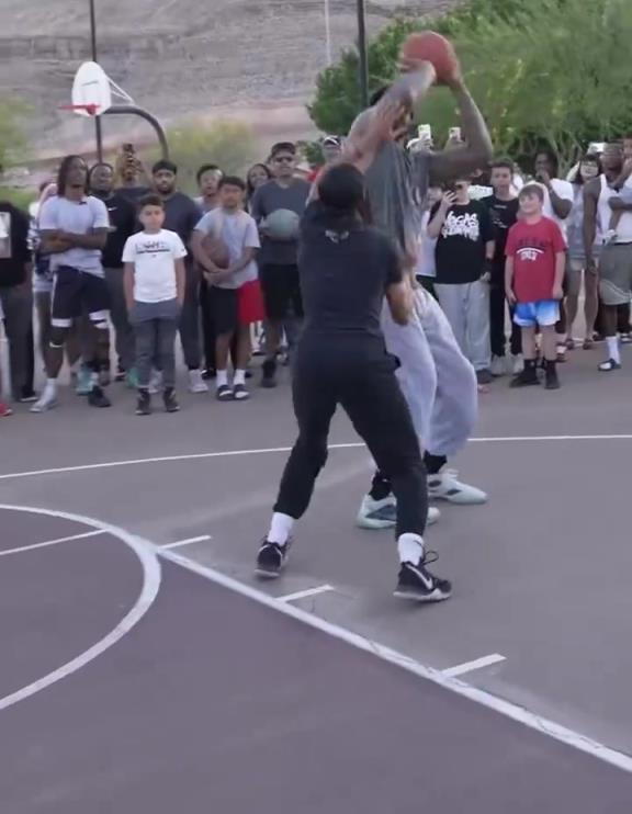 曾經(jīng)也是最強(qiáng)中鋒之一!考辛斯打街球,這不是隨便亂殺嘛