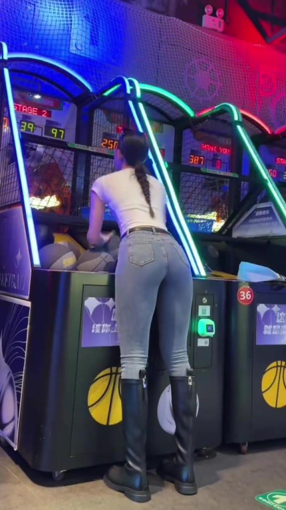 小姐姐穿牛仔褲投籃都這么準,看得我都想打球了