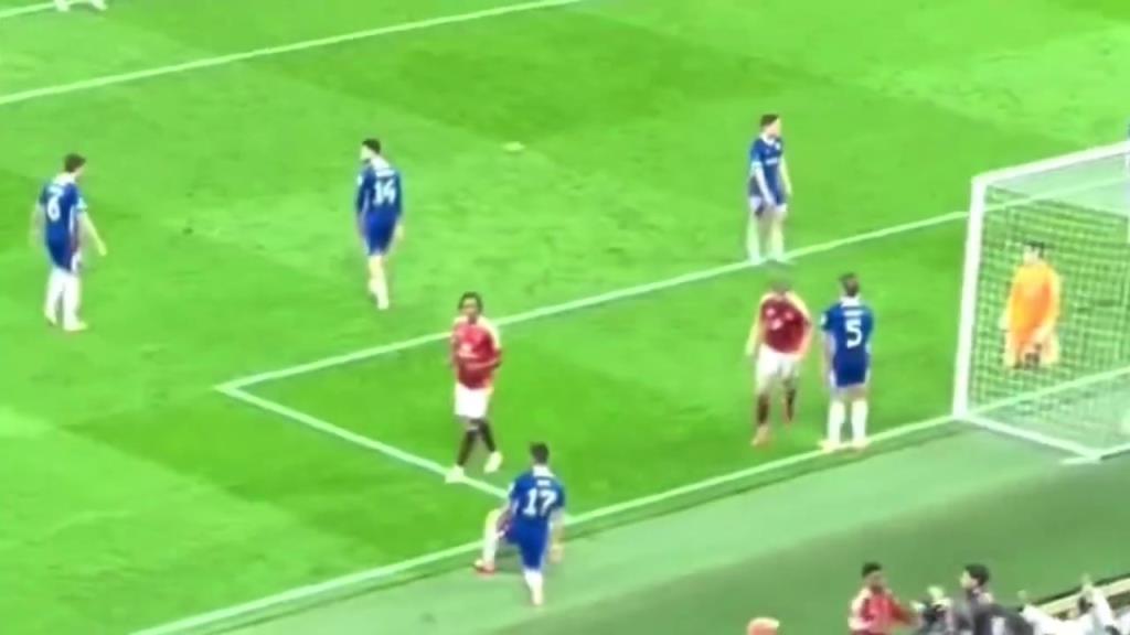 迅速爆火!現場直拍阿馬德助攻霍伊倫進球后用球迷手機自拍!