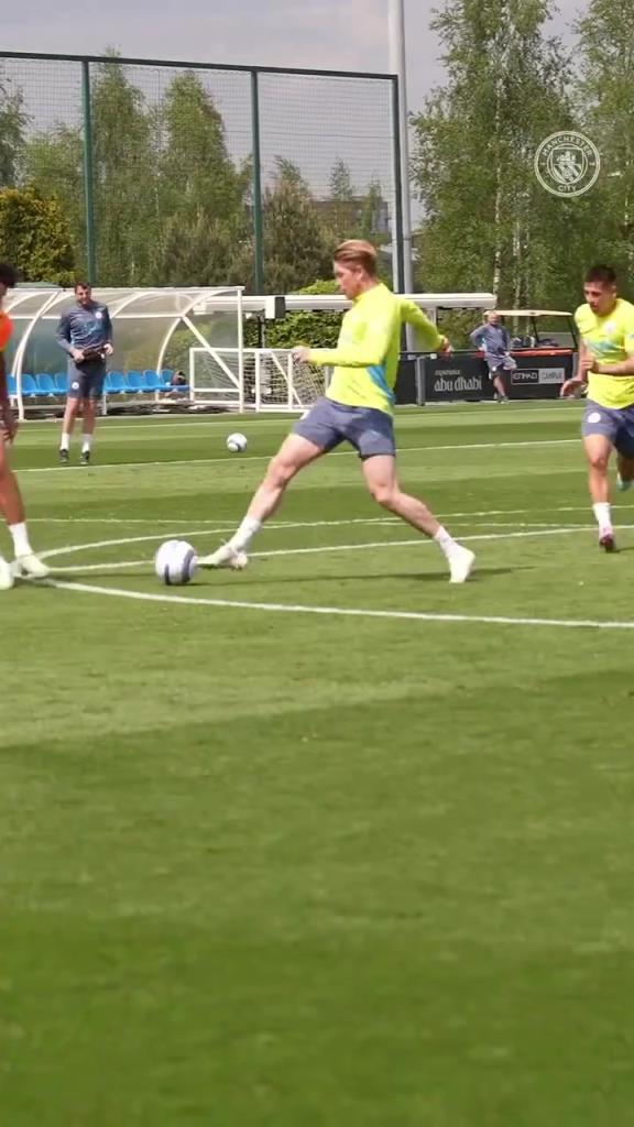 訓(xùn)練中狀態(tài)出色！德布勞內(nèi)爆射死角，與隊友抱團慶祝！