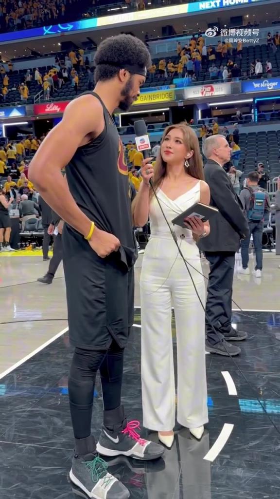 七尺壯漢阿倫，身邊嬌小可人的記者周玲安