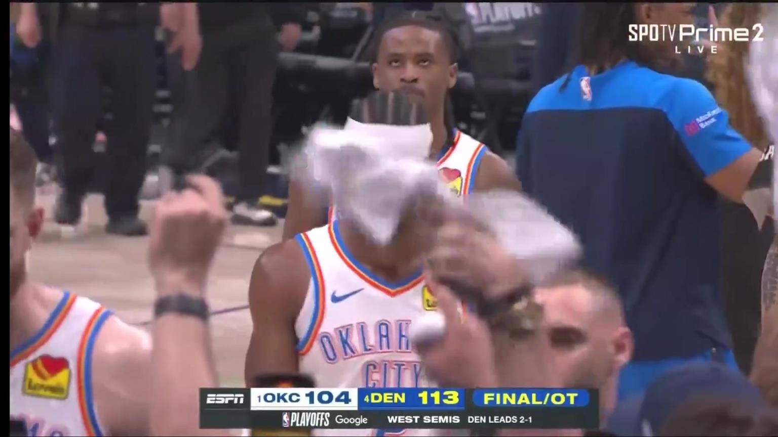 什么鬼?掘金G3贏球冷靜慶祝 亞歷山大退場時竟然還在笑