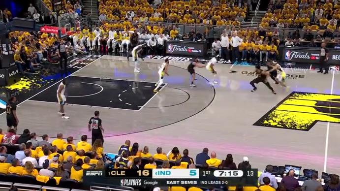 不是哥們你喬丹啊?米切爾空中1扛2!拉桿對抗神仙球2+1