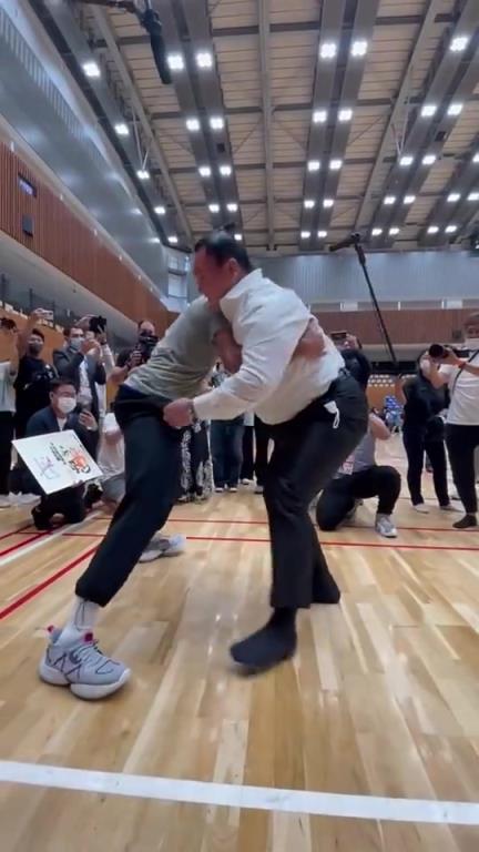 庫里挑戰橫崗白鵬，完全推不動??！