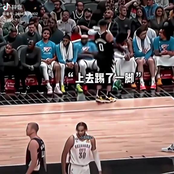 這場快船領(lǐng)先雷霆20分 威少看到垂頭喪氣的SGA 腳踹他鼓勁