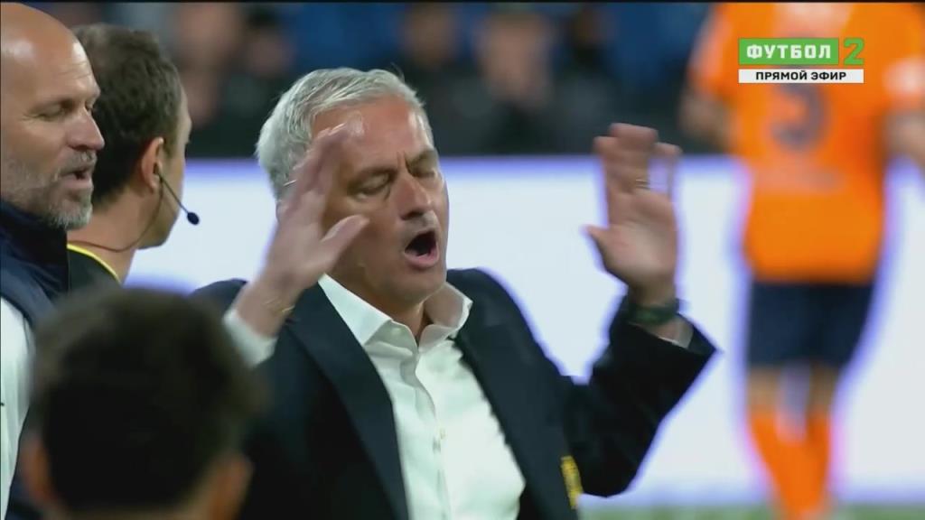 穆帥很無奈!伊斯坦布爾球員明顯手球!主裁查看VAR拒判點球!