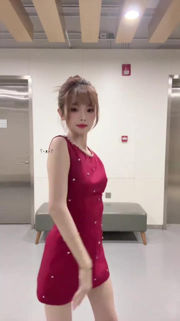 騰訊女主播泱泱分享舞蹈：五一過了也能夾心搖~~~~~~