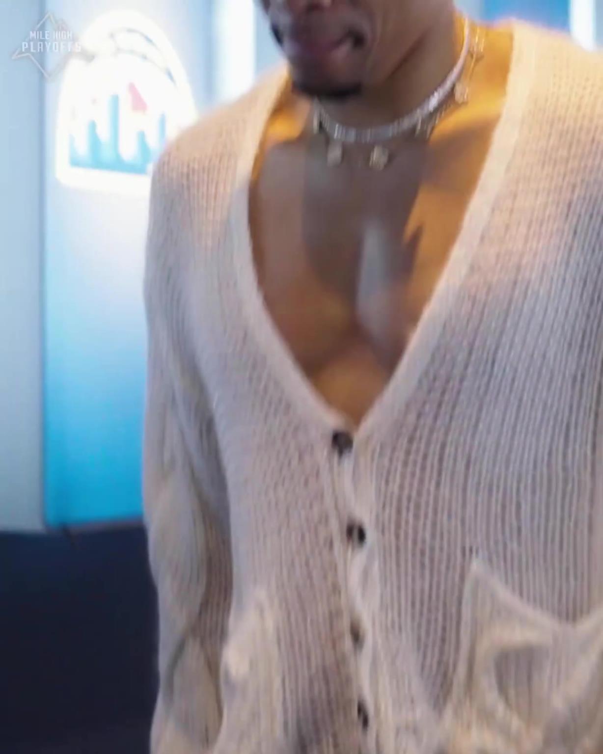 差點就坦胸露乳!威少今天穿的實在太騷了!