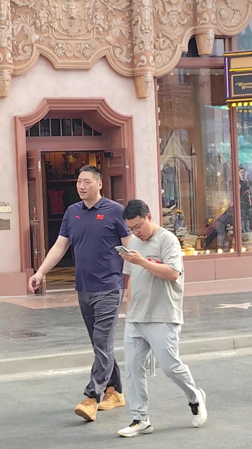 網友在環球影城偶遇CBA名宿唐正東：懂球的說說這位是什么人物？