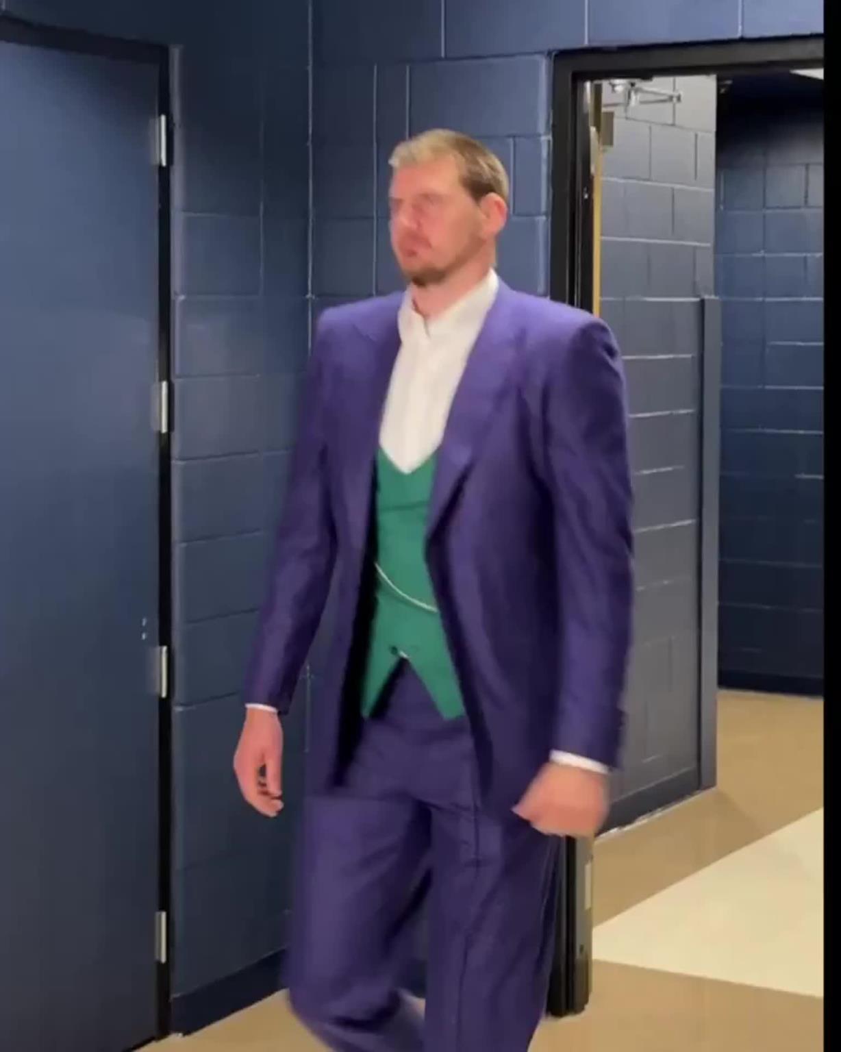 約基奇今天穿的這身“小丑”西服什么水平?