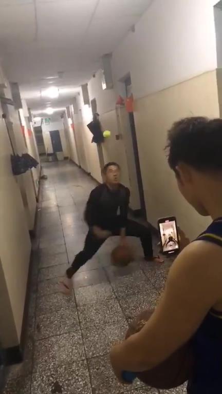 大哥，你長成這樣很容易讓我輕敵呀！