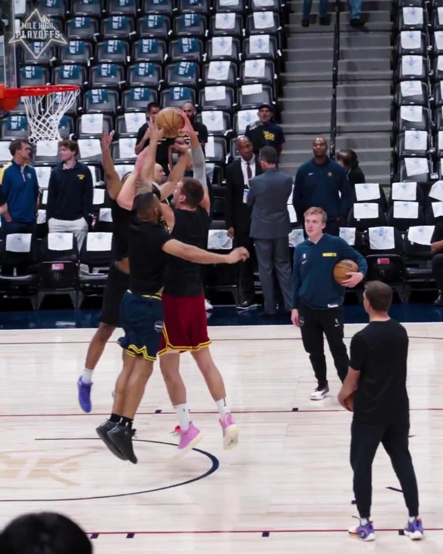 約基奇熱身隔扣兩人!助教:該配合你演出的我在盡力表演