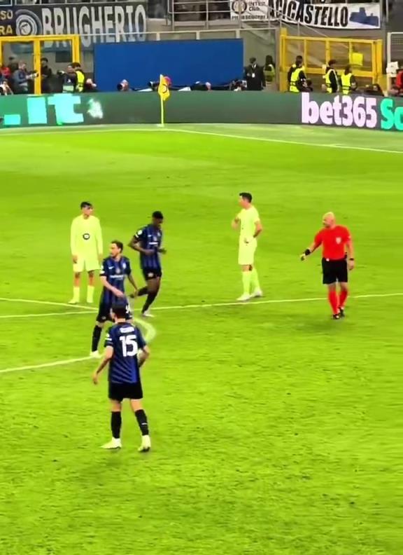 現場球迷：丟球后阿勞霍指責佩德里