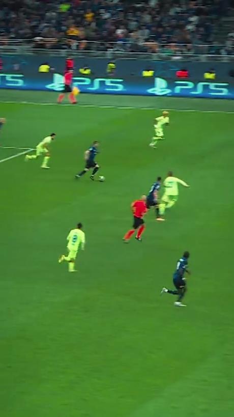 國米老將姆希塔良的反擊推進能力讓巴薩的小將們也有些吃不消