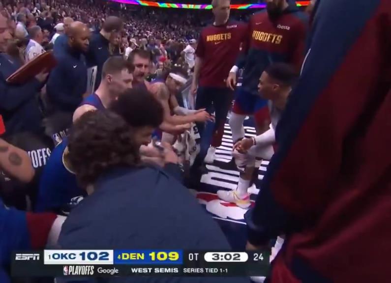 精神領袖啊!掘金加時領先雷霆7分,威少激情為隊友們加油鼓勁!