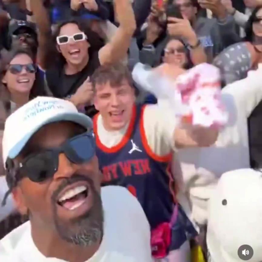 喲這不是詹皇的御用侍衛(wèi)嘛!JR-史密斯到現(xiàn)場瘋狂鼓勁尼克斯