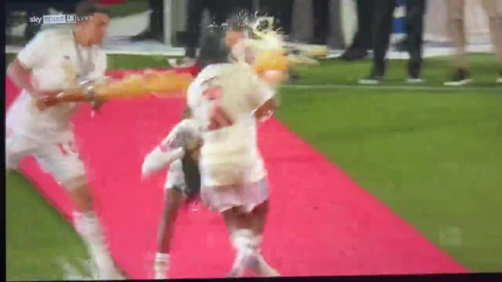 二娃還在輸出!穆勒偷偷從身后鎖住奧利塞,讓隊友噴啤酒