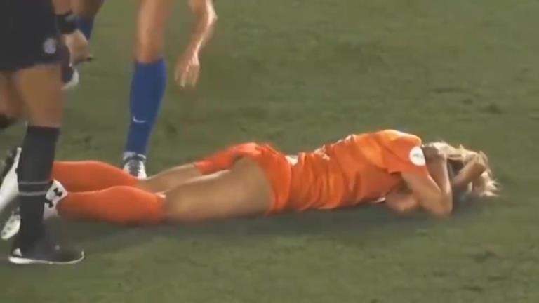网友：劝你莫多管闲事！女球员连忙拉下球裤避免走光