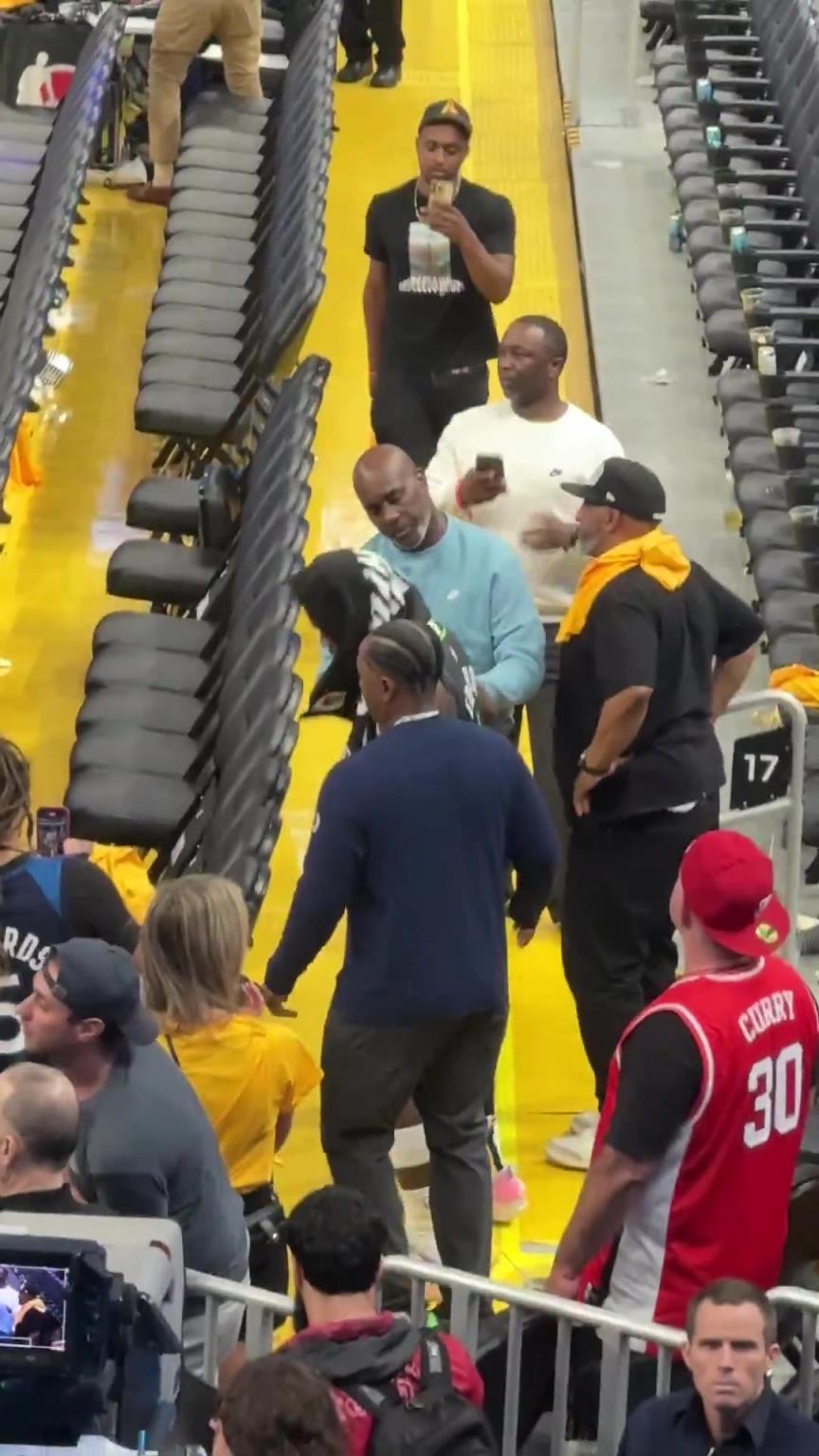 我兒子今天沒防住你！老佩頓賽后和愛德華茲寒暄擁抱