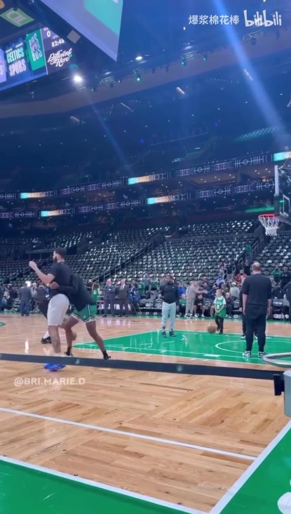 詼諧一刻！塔圖姆此前賽前訓練運球被助教輕松斷掉！