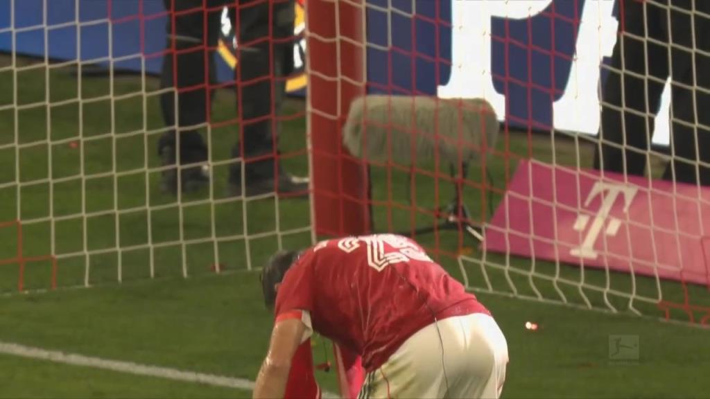 拜仁傳統藝能!奪冠慶祝儀式結束,安聯球場迎來啤酒浴!