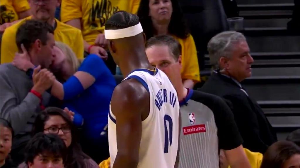 巴特勒和裁判聊天 身后一對情侶忘情親吻