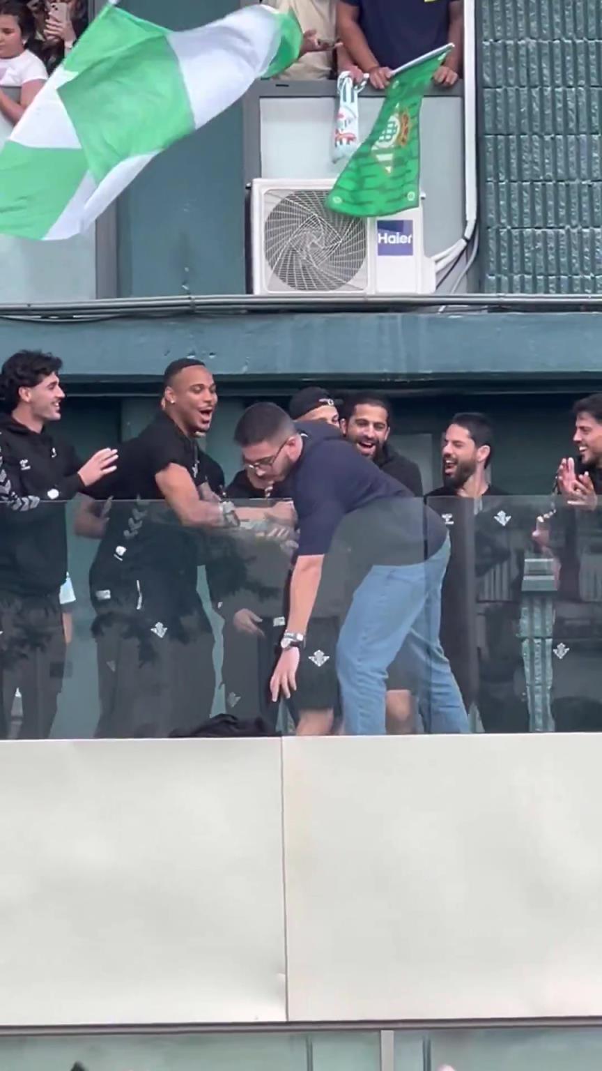 皇家貝蒂斯球迷在慶祝活動中高呼“安東尼留下來”！