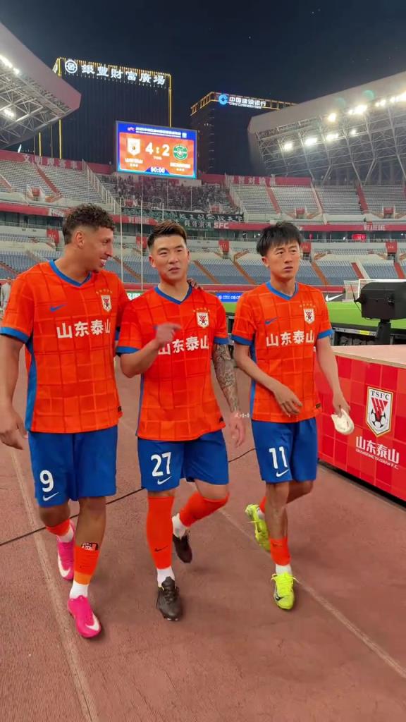 賽后克雷桑和石柯、劉洋賽會打成一片,激烈復盤比賽