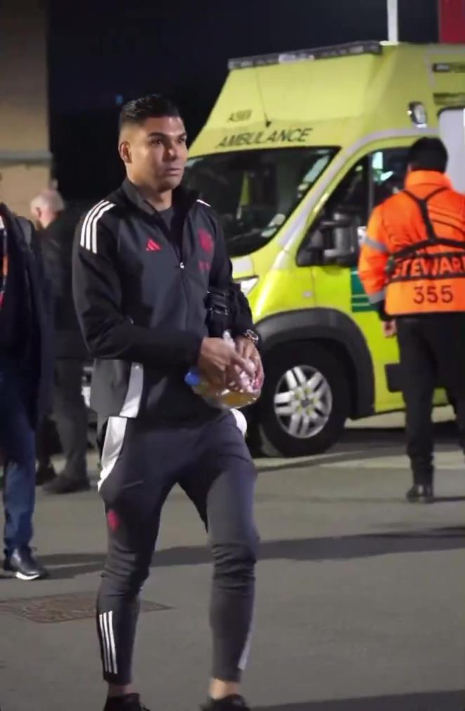 卡塞米羅賽后擁抱了自己的孩子,胖虎真是個好爸爸好丈夫呀~