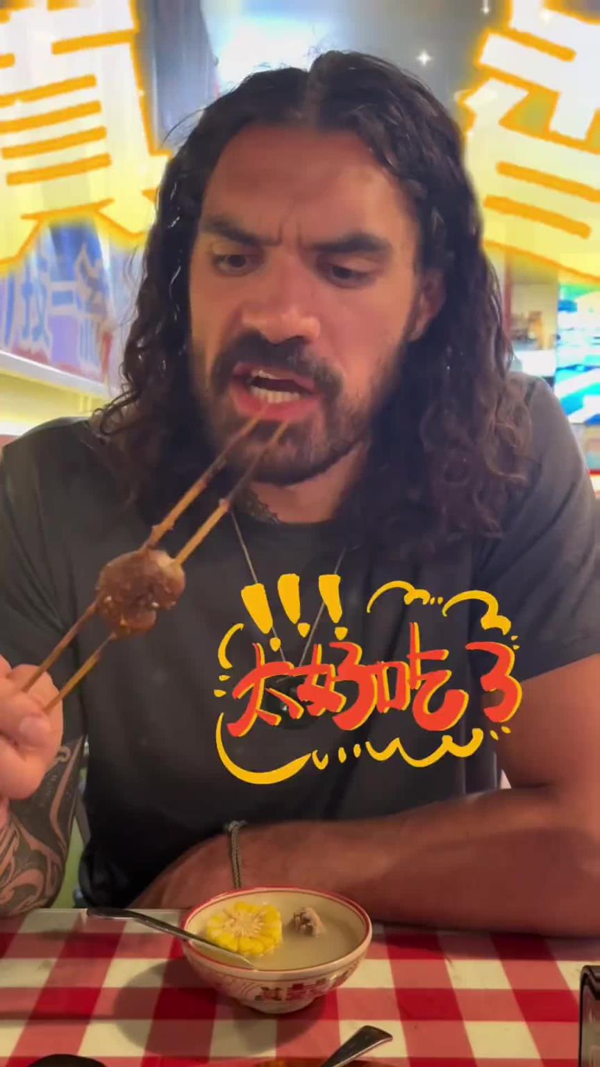 亞當斯社媒曬品嘗中國美食vlog：我承認我有個中國胃