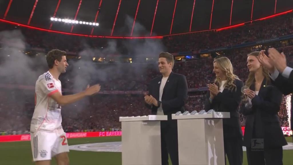 永遠的傳奇！德甲冠軍頒獎儀式穆勒壓軸出場！