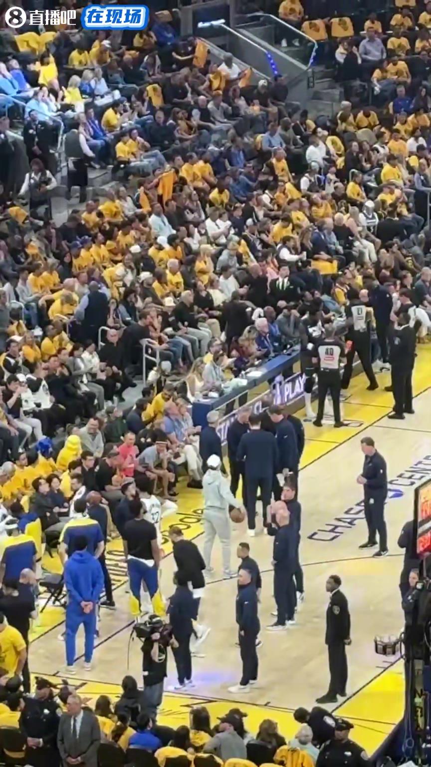 暫停期間，庫里在場邊運球，看起來真的很想上場啊！