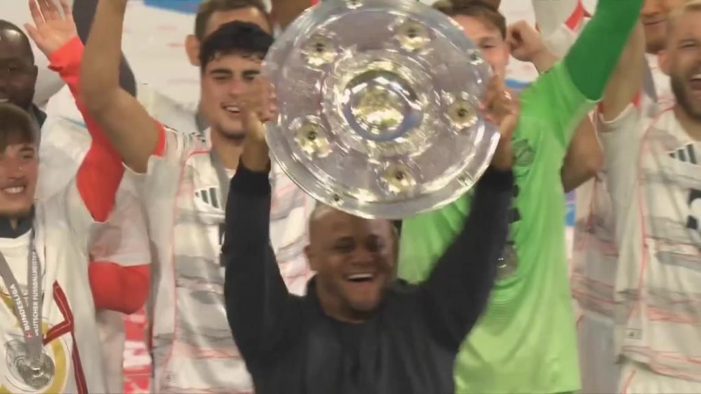 教練生涯首個頂級賽事冠軍！孔帕尼高舉沙拉盤慶祝！
