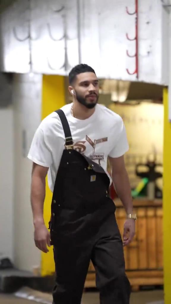 塔圖姆G3賽前穿吊帶工裝 網友：這是去摸魚還是抓蝦呢